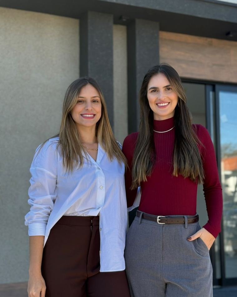 Giovana e Carol, fonoaudiólogas e fundadoras da clínica Integra Núcleo de Desenvolvimento, na entrada da clínica em Sumaré